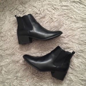 Black heeled Chelsea boots